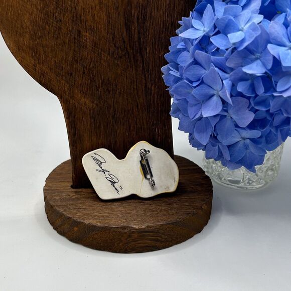 Signed 1988 Marilyn Monroe Brooch Hand Painted Clay Embellished with Crystals - Picture 2 of 7